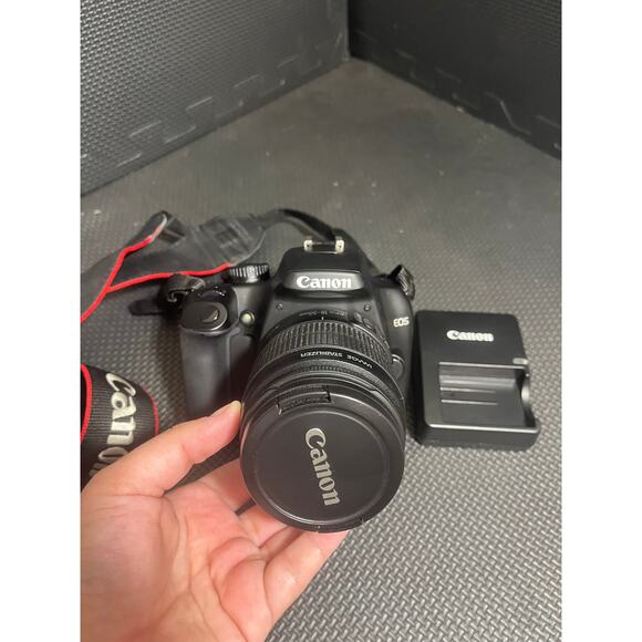 Canon EOS Rebel XS DS126191 Camera w/ EFS 18-55mm Lens + Charger + Case - Picture 3 of 12